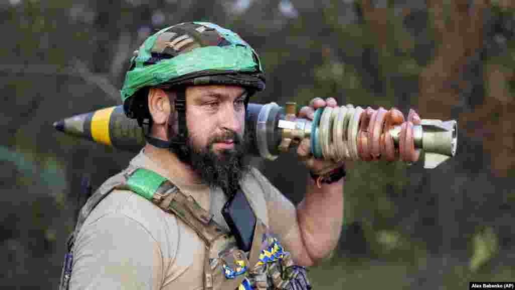 Un soldat ucrainean din Brigada a 3-a de Asalt transportă un proiectil de mortieră de 122 mm în apropiere de Bahmut. Într-o săptămână, armata ucraineană a câștigat aproximativ 9 kilometri pătrați în apropiere de Bahmut și alți 28 de kilometri pătrați în diferite puncte din sud, a precizat Malyar.