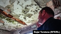 Vrimat në muret e shtëpisë së familjes Gashi, të shkaktuara nga predhat e tankeve dhe municionet e kalibrit të rëndë, nuk janë mbyllur asnjëherë.