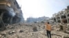 Një person shikon shkatërrimin në një lagje në kampin e refugjatëve Xhabalia në Gazë më 11 tetor 2023, pas sulmeve ajrore izraelite. 
