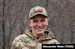 Руски волонтер во близина на Кремина, во украинскиот регион Луганск во март 2023 година, носи капа со комбинирани руски и советски симболи