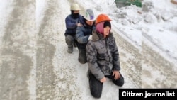 Forțele de securitate aliniază migranți în Ekaterinburg, Rusia, ianuarie 2024.