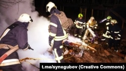Vatrogasci gase požar nakon ruskog raketnog napada na Harkiv 8. decembra 2023.