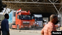 Камиони со помош пристигнуваат на палестинската страна на границата