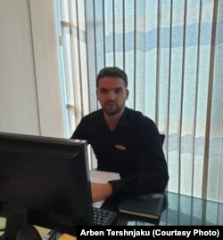 Arben Tershnjaku, menaxher në kompaninë për prodhimin e ëmbëlsirave "Liri" në Prizren.