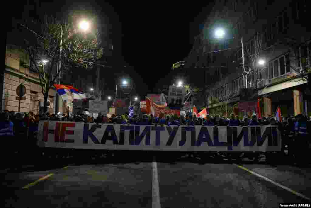 Desničarski protest protiv evropskog plana za rešavanje odnosa sa Kosovom održava se pod parolom "Ne kapitulaciji" i uz povike "Kosovo je Srbija".