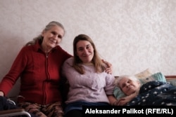 Grazyna Slawinska (në mes) në rrethinën e Harkivit, Saltivka, ku kujdeset për njerëzit e lënë pas.