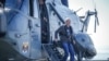 Olaf Scholz német kancellár a haditengerészet Sea King Mk41 helikopteréből száll ki a Mecklenburg-Elő-Pomeránia fregatt fedélzetén egy balti-tengeri hadgyakorlaton Rostock-Warnemündénél 2023. június 5-én