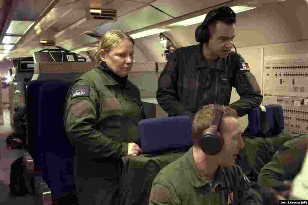 Dok je avion letio i skenirao, posada je otkrila udaljeni ruski AWACS iznad Azovskog mora, stotinama kilometara dalje na istočnoj strani poluotoka Krima.