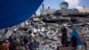 Palestinezët falin namaz pranë një xhamie të shkatërruar nga sulmet izraelite në Rafah, Gazë, 8 mars 2024.