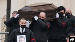 Utolsó útjára kísérték a Kreml rettenthetetlen kritikusát, Alekszej Navalnijt