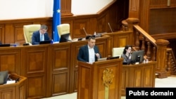 Igor Chiriac, deputatul „Partidului Acțiune și Solidaritate”, la tribuna Parlamentului prezentând amendamentul la Legea cu privire la Procuratură prin care propune alegerea procurorului general în baza votului majorității membrilor Consiliului Superior al Procurorilor.