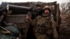 УКРАИНА - Украински припадник држи пушка против беспилотно летало во ров на позиција надвор од градот Хорливка, среде рускиот напад врз Украина, во регионот Доњецк, 1 март 2023 година. 