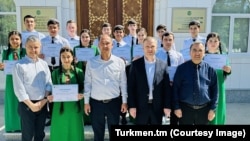 O fotografie oficială arată copii din orfelinatele turkmene care au absolvit cursuri de formare profesională în luna mai.