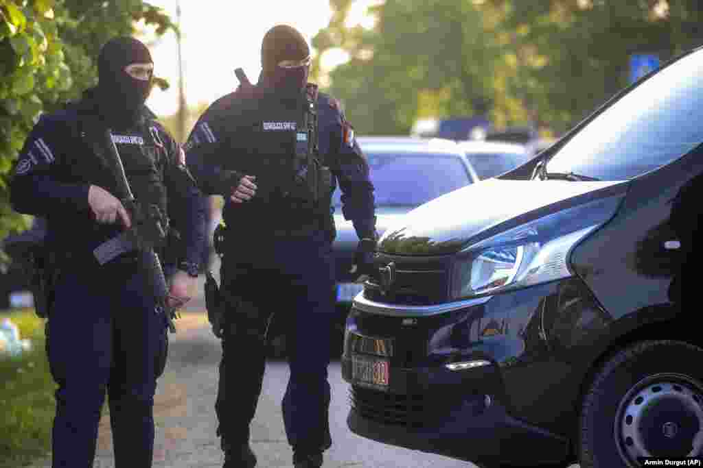 Forcat e xhandarmërisë me armë të gjata dhe patrulla të shumta policore në terren.