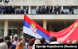 Presidenti i Kinës, Xi Jinping, dhe ai i Serbisë, Aleksandar Vuçiq, përshëndesin qytetarët e mbledhur para Pallatit të Serbisë, 8 maj 2024.