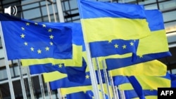 Знамиња на ЕУ и на Украина