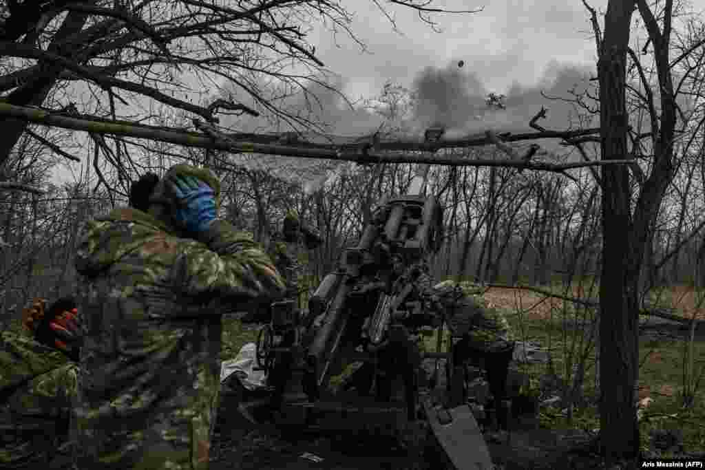 Ushtarët ukrainas qëllojnë pozicionet ruse me një obus 155 mm M777. Javën e kaluar, Kievi tha se ka vendosur ta mbrojë Bahmutin, në vend se t&#39;i tërheqë forcat e tij. Beteja disamujore për këtë qytet është bërë më e përgjakshmja në Evropë që nga Lufta e Dytë Botërore.
