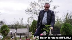 Arben Gashi pranë varreve të familjarëve të vrarë gjatë sulmit të forcave serbe më 26 mars 1999 në Landovicë.