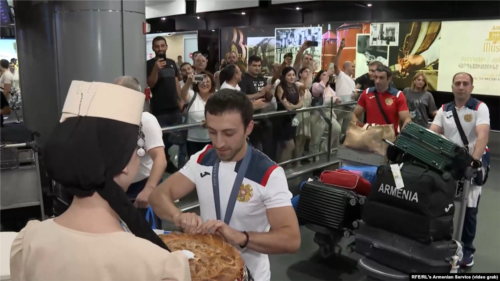 Navijači dočekuju armensku mušku gimnastičku reprezentaciju na aerodromu Zvartnots nakon povratka sa Olimpijskih igara 8. avgusta. Jermenija je kući ponijela srebrnu i bronzanu medalju u rvanju grčko-rimskim stilom i srebrnu medalju u umjetničkoj gimnastici.