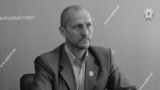 Олег Попов, 1972-2023.<br />
<br />
Попов родился в Луганской области Украины. Владел бизнесом по производству трикотажных изделий. Примкнув к поддерживаемым Россией сепаратистам, он стал де-факто депутатом &laquo;парламента&raquo; квазигосударственного образования на контролируемой сепаратистами территории Луганской области.<br />
<br />
В сентябре 2022 года в Сети появилась информация о его &laquo;смерти&raquo;. Это был фейк. Позже сепаратистские власти заявили, что намеренно распространили новость, чтобы раскрыть заговор с целью убийства. В декабре 2023 года Попов был <a href="https://d1knwy2x6ij1q6.cloudfront.net/a/v-luganske-vzorvan-avtomobilj-deputata-lnr-olega-popova/32717923.html" target="_blank">убит </a>в Луганске. По <a href="https://www.pravda.com.ua/eng/news/2023/12/6/7431918/" target="_blank">сообщениям</a>, спрятанное в его машине взрывное устройство привела в действие группа украинских спецназовцев<br />
&nbsp;