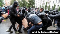 Policija privodi demonstranta tokom protesta zbog predloga zakona o "stranim agentima", Tbilisi, 13. maj 2024.