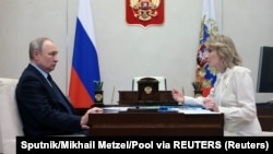 Vladimir Putin i njegova povjerenica za prava djece Maria Lvova-Belova optuženi su od strane Međunarodnog krivičnog suda za ratne zločine zbog "protivpravne deportacije" ukrajinske djece u Rusiju.
