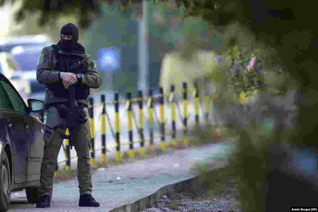 Një oficer policie qëndron roje pranë skenës së një sulmi të së enjtes mbrëma në fshatin Dubona, rreth 50 kilometra në jug të Beogradit, Serbi, të premten, 5 maj 2023.