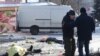 Чоловік плаче біля тіл загиблих від обстрілу ринку в мікрорайоні «Текстильник» в окупованому Донецьку, 21 січня 2024 року