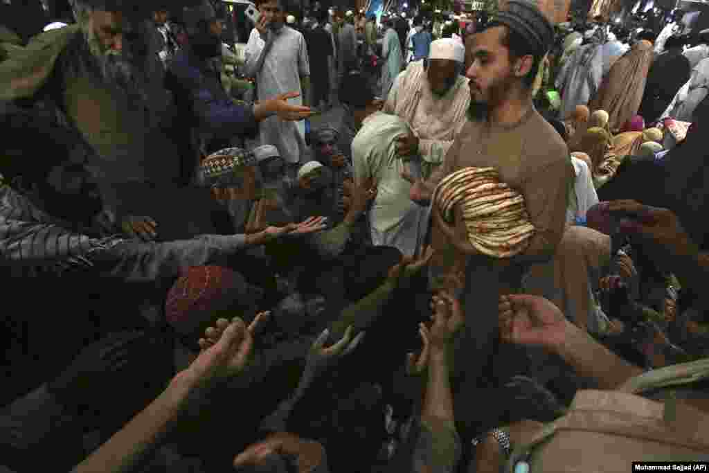 Një punëtor u shpërndan falas roti tradicionale [bukë] njerëzve në nevojë në një restorant në Peshavar, më 16 prill. Sipas Indeksit Global të Urisë 2021, nga 107 vende, Pakistani renditet i 92-ti, duke treguar shkallë &quot;serioze&quot; të urisë. Qeveria e Pakistanit ka ndërmarrë disa iniciativa për të trajtuar pasigurinë ushqimore, megjithatë ajo mbetet një sfidë e rëndësishme. &nbsp;