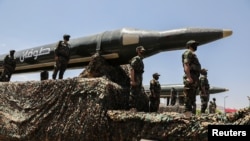 Huti javno prikazuju svoje balističke rakete tokom vojne parade u Sani, Jemen, u septembru 2023.