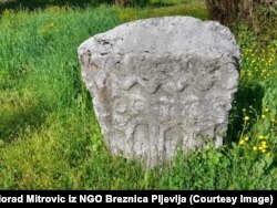 Steaćak sa jednog od pljevaljskih lokaliteta, koji se od 2012. godine nalazi ispred Biljarde u Cetinju