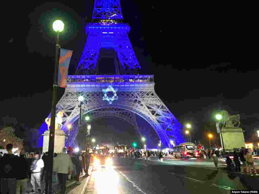 Az Eiffel-torony az izraeli zászló színeiben október 9-én