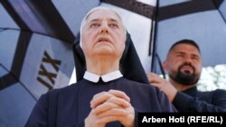 Një motër nderi teksa këndon lutjet tradicionale në festën e Zonjës së Madhe.