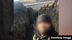 Täjik migranty Kerim Gündogar Ukrainada goraghana gurulýan döwürde, 2022-nji ýylyň noýabry.