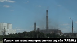 Черен пушек се издига от ТЕЦ "Брикел"