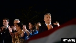 A Fidesz 2014-es választási győzelmének éjszakáján, a párt eredményváró rendezvényén Budapesten. A háttérben világos kabátban Hegedüs Zsuzsa miniszterelnöki főtanácsadó. Szerinte 2013-ig Orbánnal öröm volt együtt dolgozni, 2014-től kezdődtek a problémák