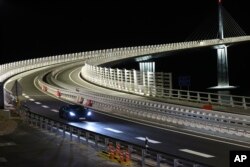 Električni automobil hrvatske proizvodnje 'Nevera' na novoizgrađenom Pelješkom mostu u Komarni, južna Hrvatska, ponedjeljak, 25. srpnja 2022.