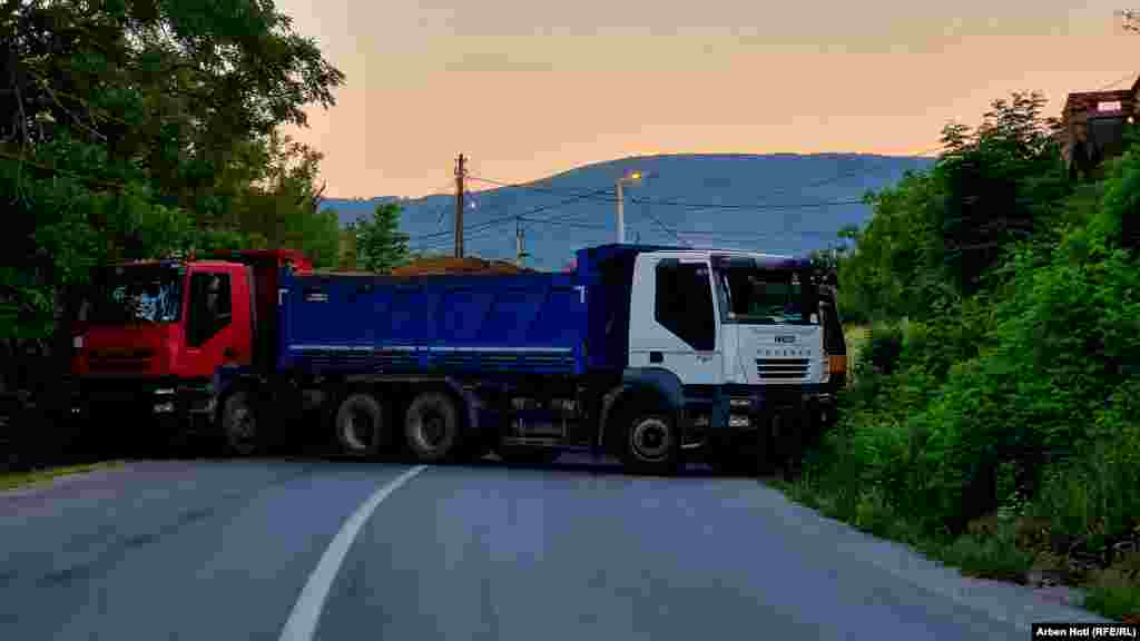 Barrikada e vendosur nga serbët lokalë.