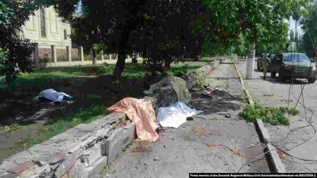 Cadavrele unor persoane ucise de un atac rusesc, lângă o stație de transport public din orașul Toretsk, pe 4 august.