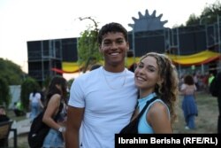 Donika Qelaj dhe Marlow Depeza kanë ardhur nga Mbretëria e Bashkuar për të ndjekur Festivalin Sunny Hill që po mbahet në Prishtinë.