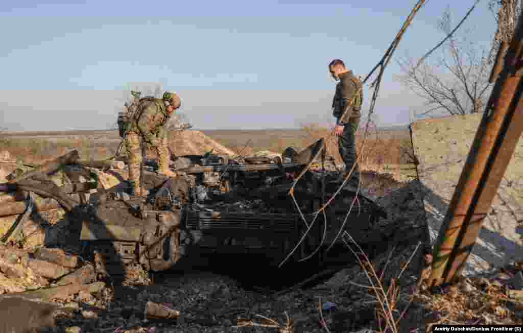 Trupat ukrainase duke ekzaminuar një tank të shkatërruar. Dubchak thotë se i pyeti vendasit nëse krime të mundshme lufte kanë ndodhur në Snihurivka gjatë okupimit nga forcat ruse, por thotë se: &quot;Aktualisht, nuk ka asnjë informacion.&quot; &nbsp;