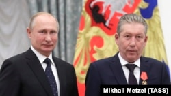 Рускиот претседател Владимир Путин му доделува орден на Равил Маганов, 12.11.2019