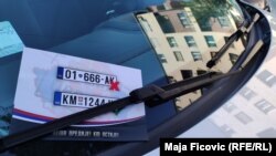 Një afishe e vendosur në një veturë në Mitrovicë të Veriut kundër vendimit të Kosovës për riregjistrimin e makinave në targa RKS. Fotografi nga arkivi. 