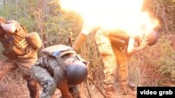 O unitate ucraineană trăgând o salvă de artilerie