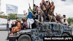 Luftëtarët talibanë festojnë ditën e tyre të fitores pranë Ambasadës së SHBA-së në Kabul, 15 gusht 2022.
