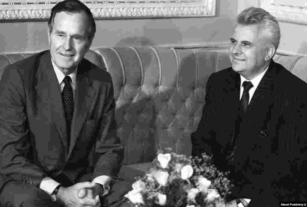 Predsednik SAD Džordž Buš je 1. avgusta 1991. održao govor, u kojem je upozorio Ukrajince na opasnosti &quot;samoubilačkog nacionalizma&quot;, frazu koju je upotrebio Gorbačov. Dalje ih je pozvao da se sete da &quot;sloboda nije isto što i nezavisnost&quot;. Četiri meseca kasnije, Buš je promenio kurs kada je bio primoran da prizna nezavisnu Ukrajinu. Na slici su Buš (levo) i predsednik ukrajinskog parlamenta Leonid Kravčuk tokom razgovora 5. avgusta 1991. &nbsp;
