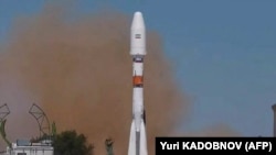 Raketa ruse Soyuz shihet duke u nisur në Hapësirë.