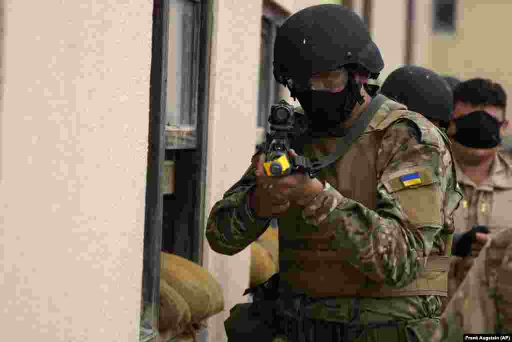 &bdquo;Ние водиме основен пешадиски курс, кој зема украински регрути и ги учи да пукаат добро, да се движат и добро да комуницираат во секоја тактичка средина и добро да се лекуваат&ldquo;, вели мајор Крег Хатон, офицер на шкотската гарда на британската армија кој помага да се надгледува обуката.