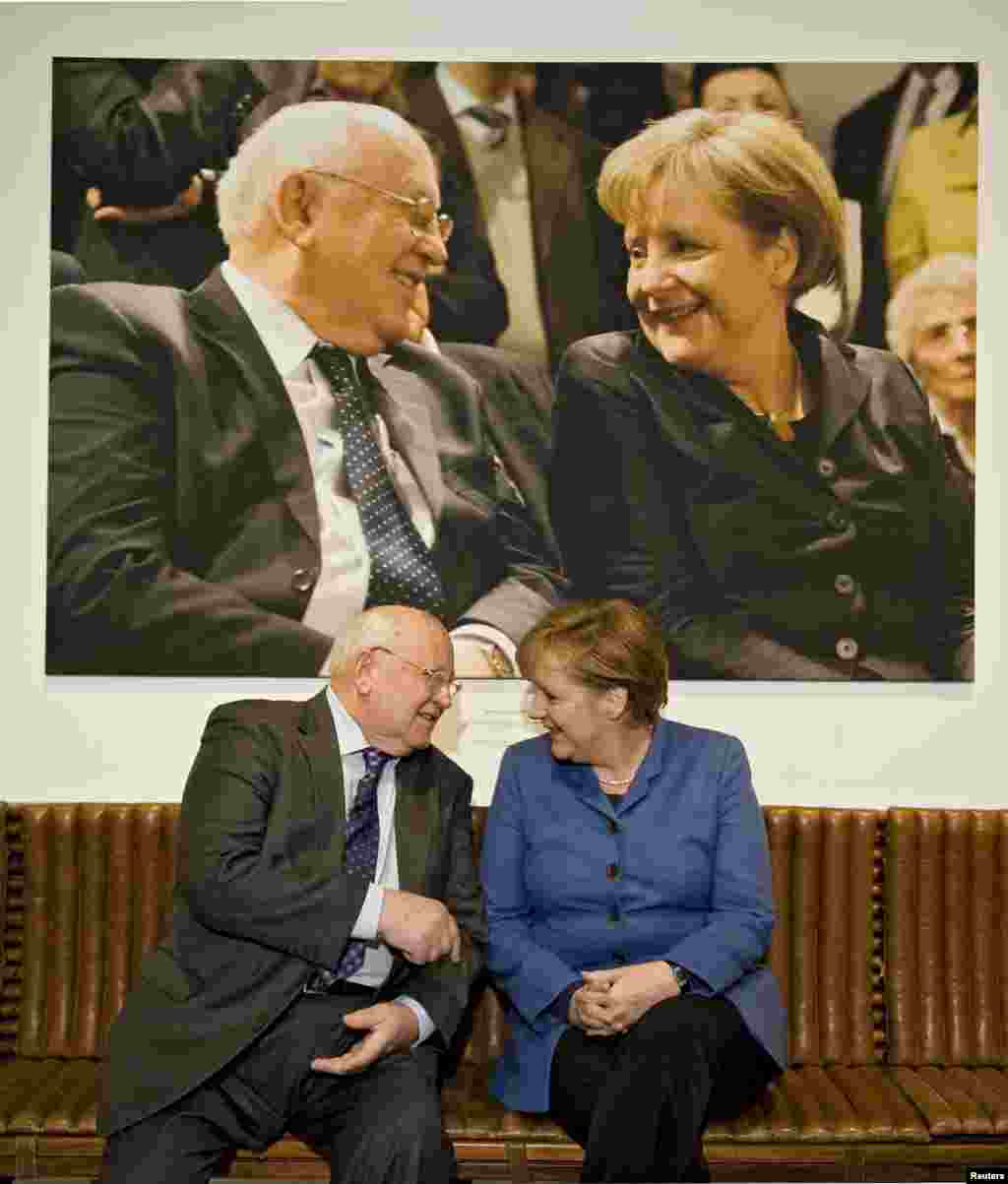 Me kancelaren gjermane, Angela Merkel, gjatë një ekspozite në Berlin, më 24 shkurt 2011, për ditëlindjen e 80-të të Gorbachevit.