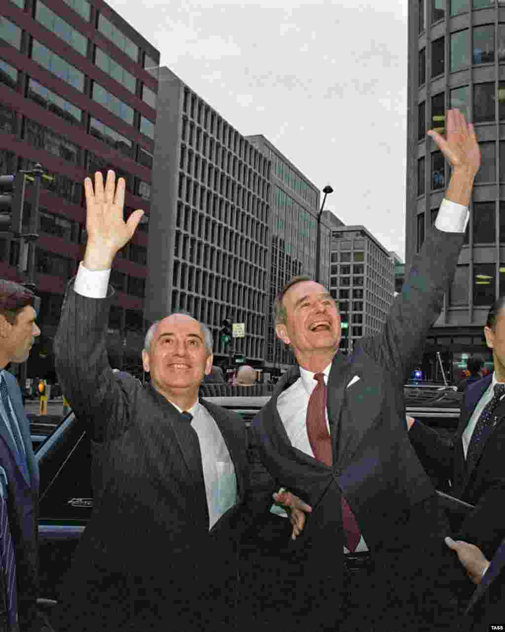 Gorbachev dhe nënpresidenti amerikan, George Bush, duke përshëndetur banorët e qytetit në Uashington, gjatë një vizite zyrtare, më 10 dhjetor 1987.